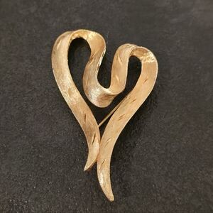 Vintage JJ Jonette Jewelry Signed Abstract Heart Ribbon Brooch – Textured Gold T